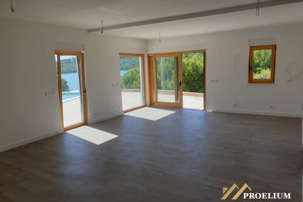  Villa a Tisno di 240 m2 con giardino di 547 m2 e vista mare