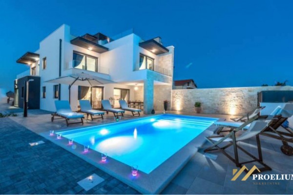  Villa bifamiliare di lusso a Sukosan di 322 m2, a 100 m dal mare