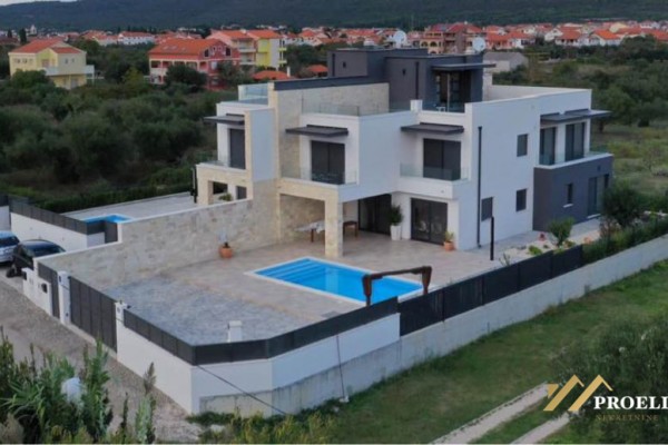  Luksuzna dvojna vila v Sukošanu 322 m2, 100 m od morja