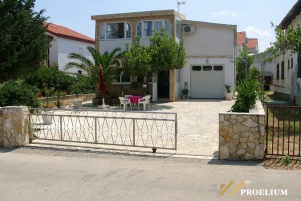  House on Vir 211 m2, with a garden of 369 m2, 200 m from the sea