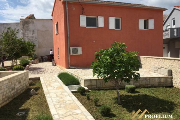  Casa in pietra di 135 m2 e giardino di 400 m2, Vinjerac