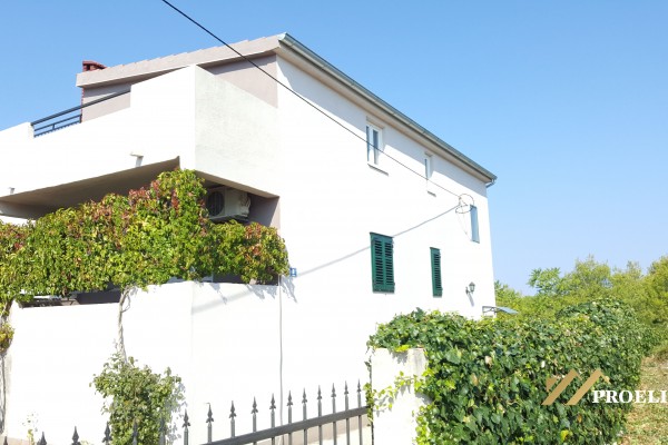 Haus in Gornji Selo auf Solta, Haus 317 m2, Garten 712 m2