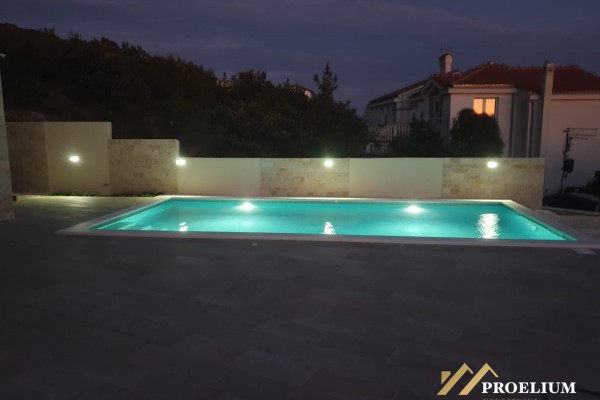  Villa a Tisno di 240 m2 con giardino di 547 m2 e vista mare