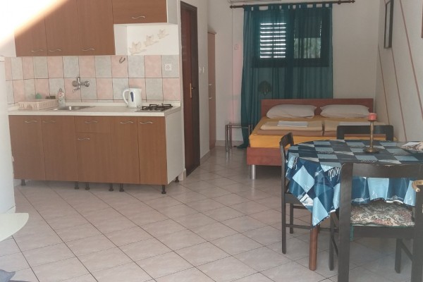 Studio apartman na top lokaciji sa pogledom na more u Starigradu, površine 30 m2, PRILIKA!