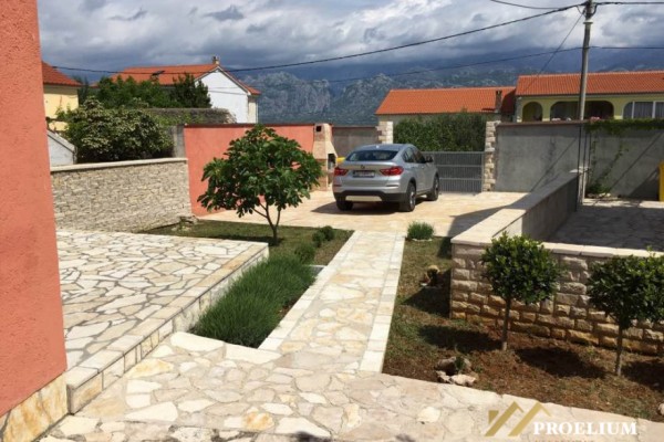  Stone house of 135 m2 and garden of 400 m2, Vinjerac
