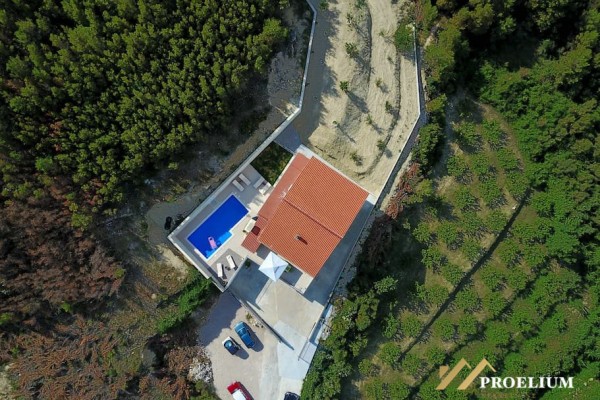  Villa con piscina, 250.00m2 e giardino 1250.00m2, Zrnovnica