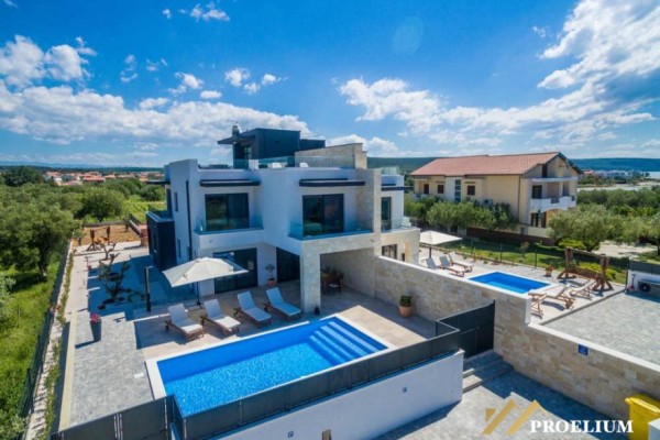  Villa bifamiliare di lusso a Sukosan di 322 m2, a 100 m dal mare