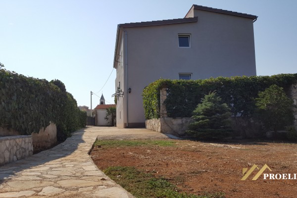  House in Gornji Selo on Solta, house 317 m2, garden 712 m2