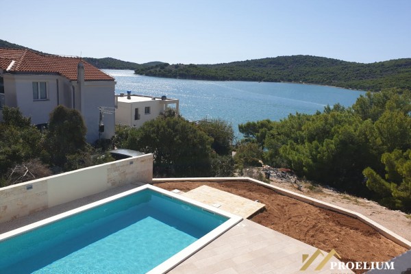  Villa in Tisno of 240 m2 with a garden of 547 m2 and sea view