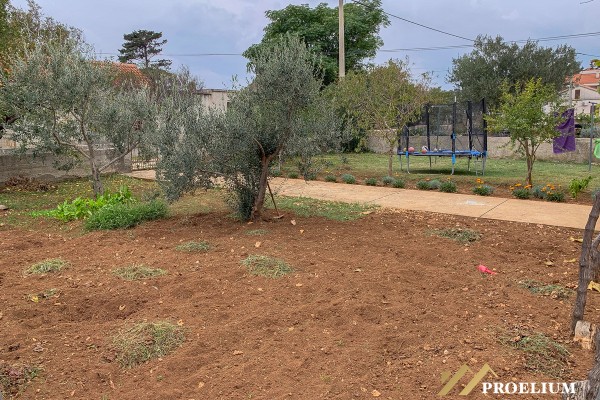 Steinhaus mit Garten, Nin, 1500 m2, 300 m vom Meer entfernt