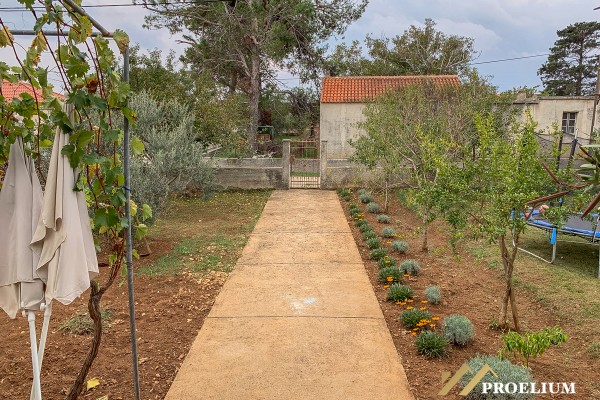 Steinhaus mit Garten, Nin, 1500 m2, 300 m vom Meer entfernt