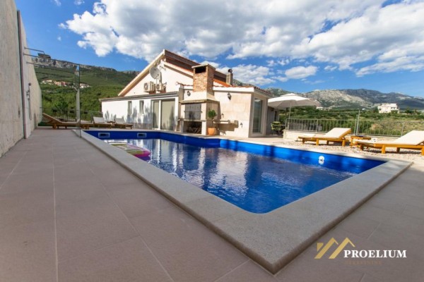  Villa mit Pool, 250.00m2 und Garten 1250.00m2, Zrnovnica