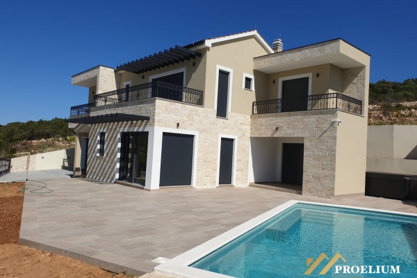  Villa a Tisno di 240 m2 con giardino di 547 m2 e vista mare