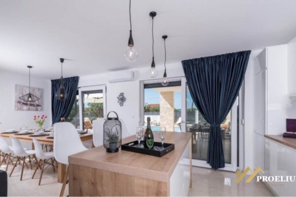  Villa bifamiliare di lusso a Sukosan di 322 m2, a 100 m dal mare