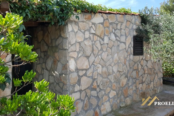  Saznajte kako izgovarati Dům v Gornji Selo na Šoltě, dům 317 m2, zahrada 712 m2