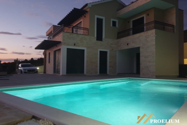  Villa a Tisno di 240 m2 con giardino di 547 m2 e vista mare