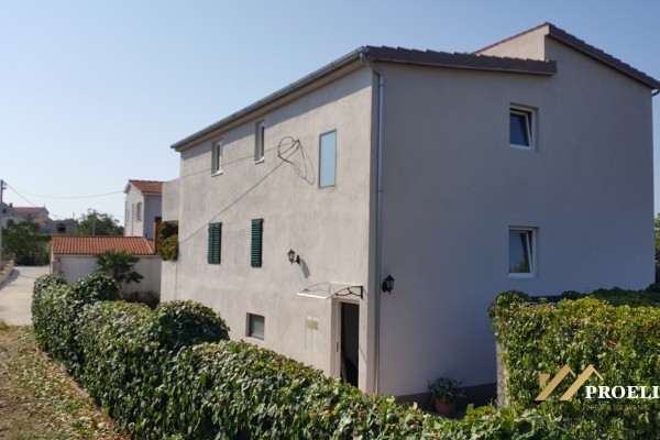  House in Gornji Selo on Solta, house 317 m2, garden 712 m2