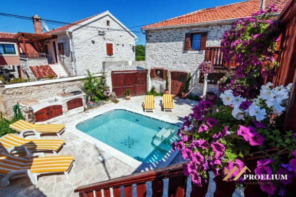  Stone house with pool, 250.00m2, Zadar