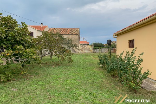 Stone house with garden, Nin, 1500 m2, 300 m from the sea